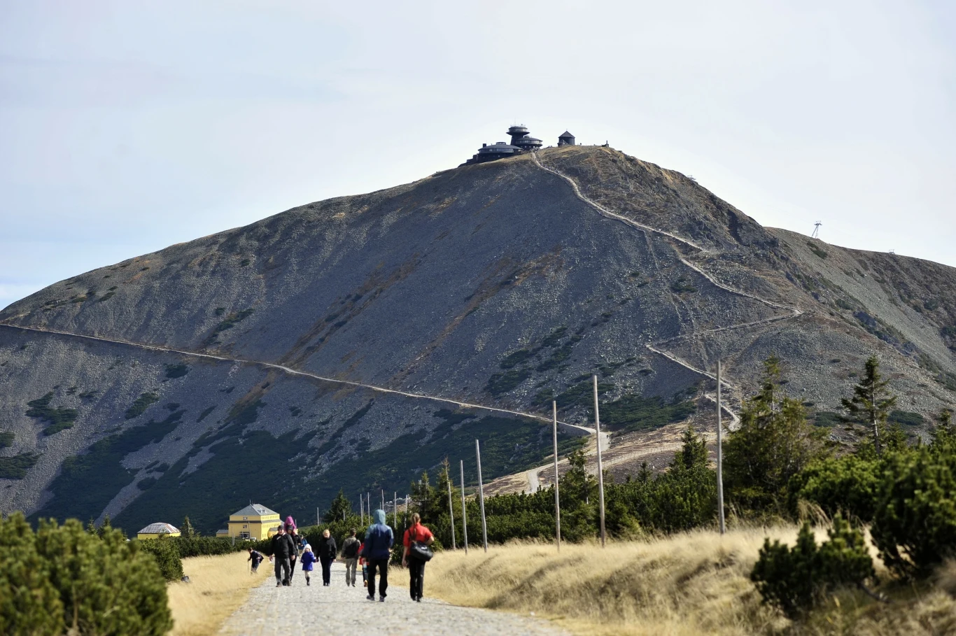 Śnieżka to najwyższy szczyt w Karkonoszach. Prowadzą na niego liczne szlaki, w tym ten spod kościoła Wang. 