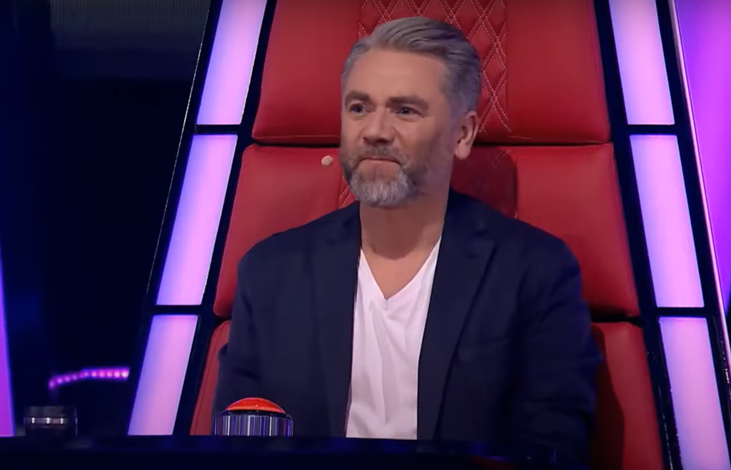 Kuba Badach podczas Bitwy Anny Iwanek i Uli Kozielskiej w "The Voice of Poland"