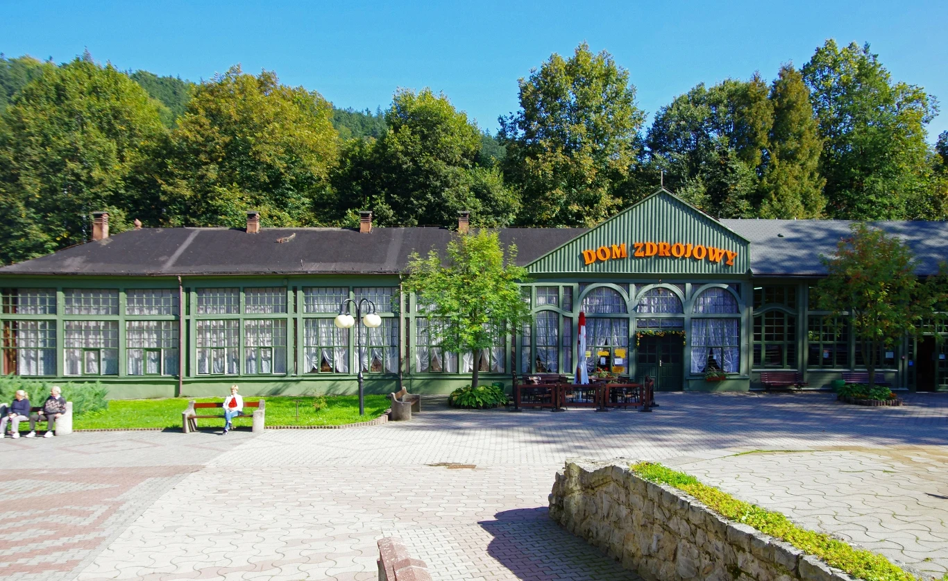 Uzdrowisko Długopole-Zdrój oferuje między innymi wyjątkowy Park Zdrojowy z pijalną wód.