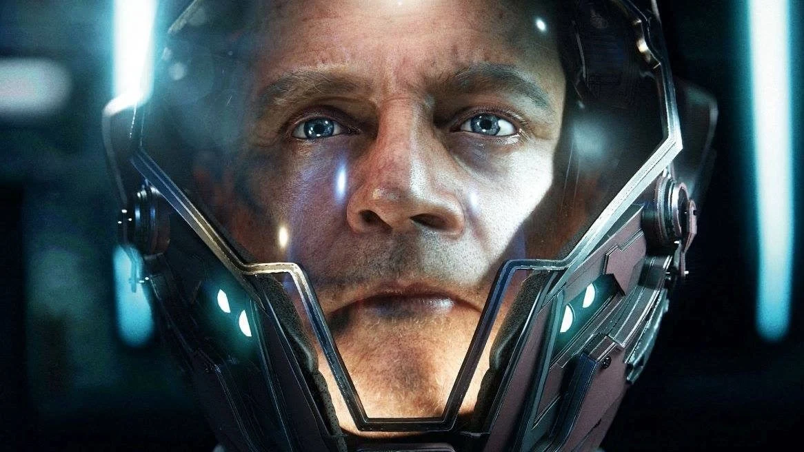 Squadron 42 Twarz mężczyzny w futurystycznym hełmie kosmicznym, oświetlona zimnym, fluorescencyjnym światłem.