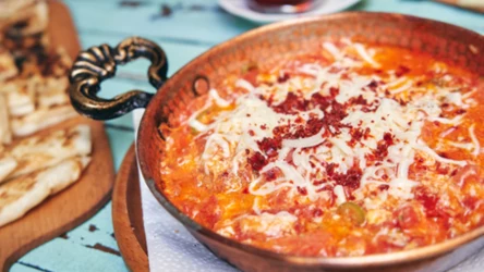 Menemen, czyli jajecznica prosto z Turcji. Alternatywa dla osławionej szakszuki