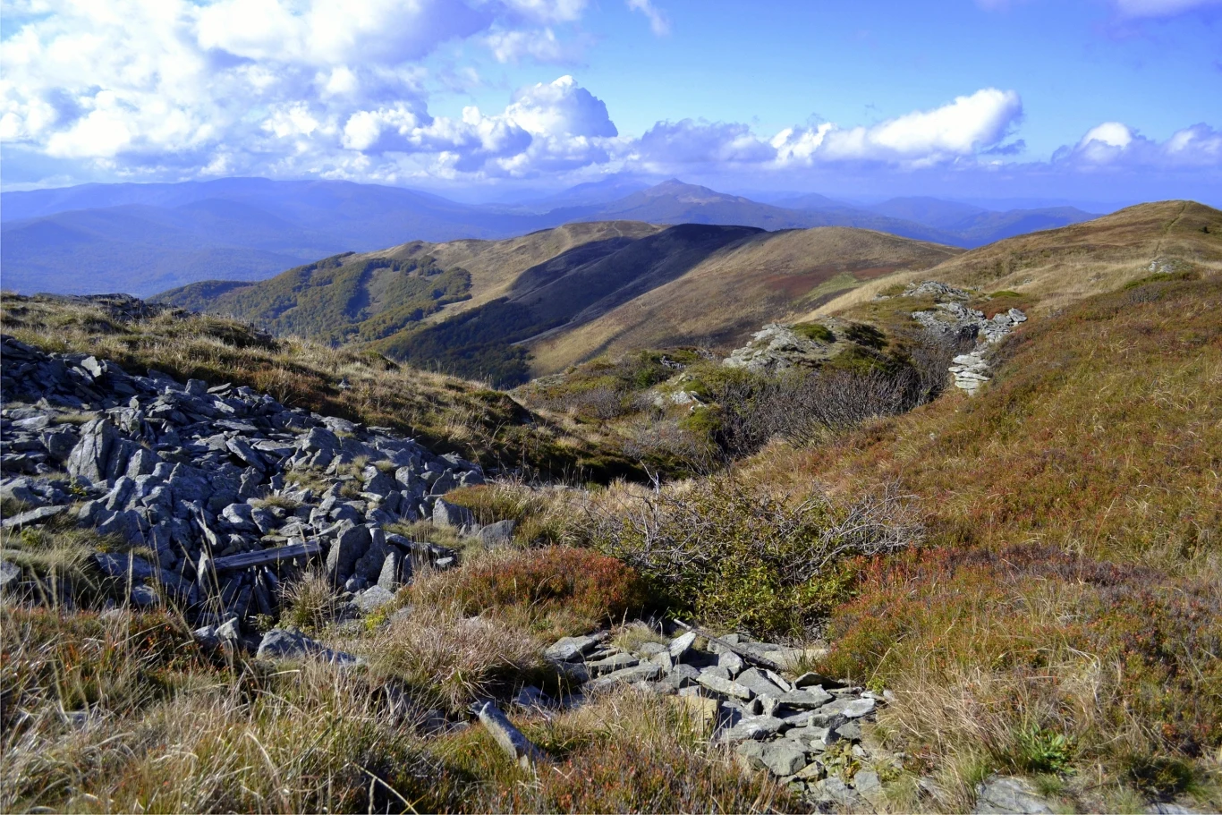 Bieszczady oferują wiele szlaków, które jesienią przybierają wyjątkowego charakteru, oferując spektakularne widoki.