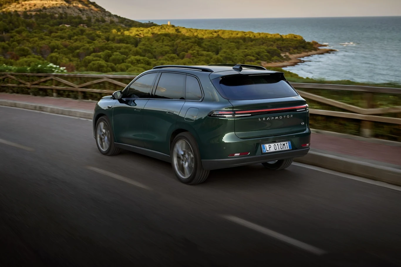 Leapmotor C10 to SUV segmentu D, który oferuje 218 KM i 320 Nm.
