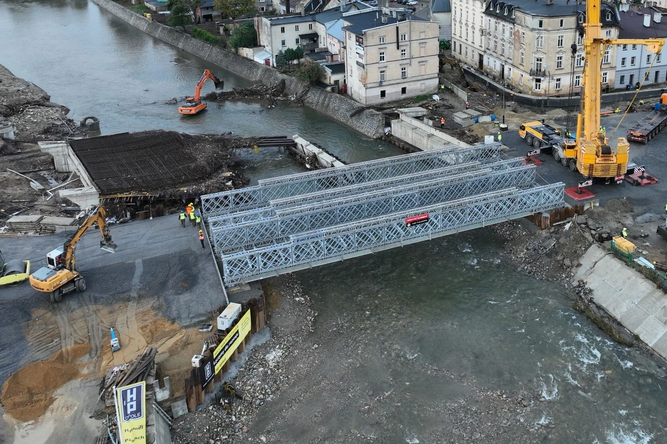 Tymczasowy most w Głuchołazach jest już prawie gotowy. Kiedy będzie można z niego skorzystać? Tymczasowy most w Głuchołazach jest już prawie gotowy. Kiedy będzie można z niego skorzystać?
