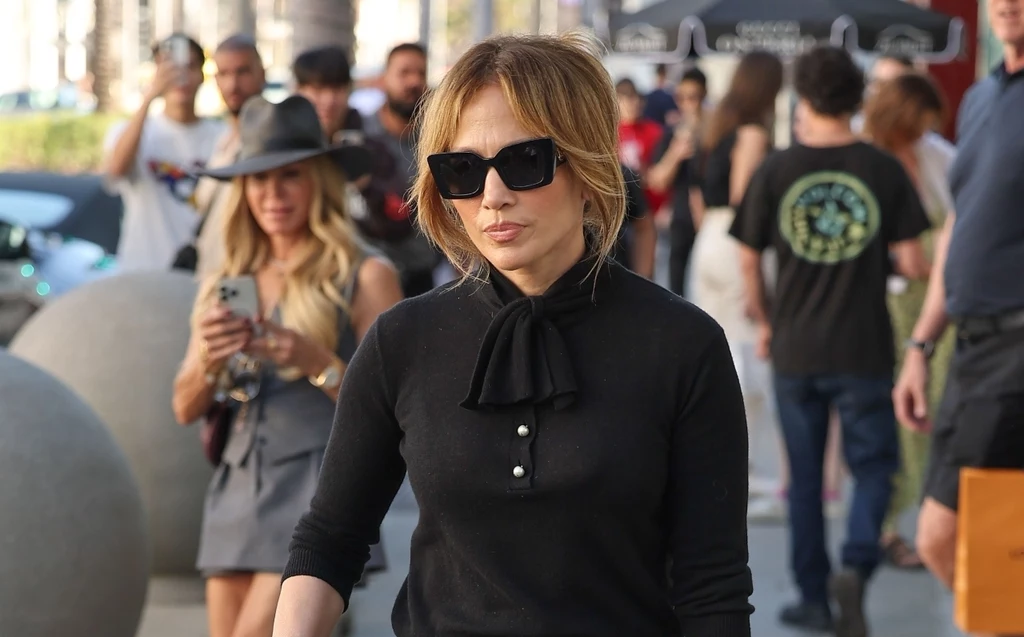 Jennifer Lopez spędza niedzielę w centrum Beverly Hills