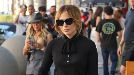 Coś poszło nie tak. Wpadka Jennifer Lopez - spodnie zepsuły całą stylizację