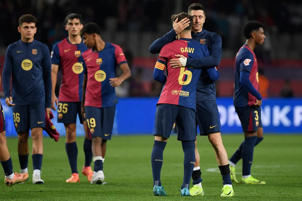 Robert Lewandowski pogratulował Gaviemu udanego powrotu na boisko Robert Lewandowski pogratulował Gaviemu udanego powrotu na boisko
