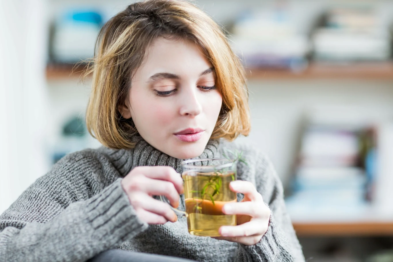 Szukasz domowego sposobu na przeziębienie? Herbata z rozmarynem to strzał w dziesiątkę. Szukasz domowego sposobu na przeziębienie? Herbata z rozmarynem to strzał w dziesiątkę.