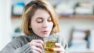 Dodaj gałązkę do herbaty. Rozgrzeje i przyniesie ulgę w przeziębieniu 