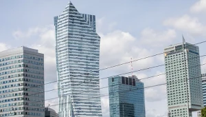 Wieżowiec Złota 44 - drugi od lewej z charakterystyczną szpicą