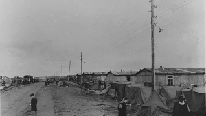 Wyzwolenie obozu Bergen-Belsen. To tu dotarły kobiety, którym udało się przeżyc "marsz śmierci"