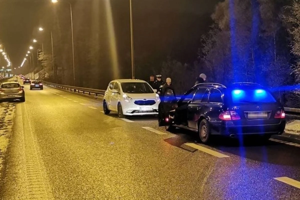 Nieoznakowany policyjny Mercedes W211 kombi widywany był już wcześniej na ulicach Gdańska. Nieoznakowany policyjny Mercedes W211 kombi widywany był już wcześniej na ulicach Gdańska.