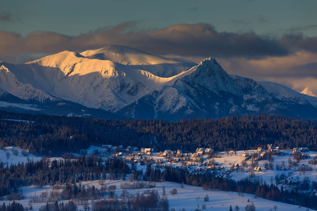 Widok na Tatry i Giewont o wschodzie słońca z Łapszanki