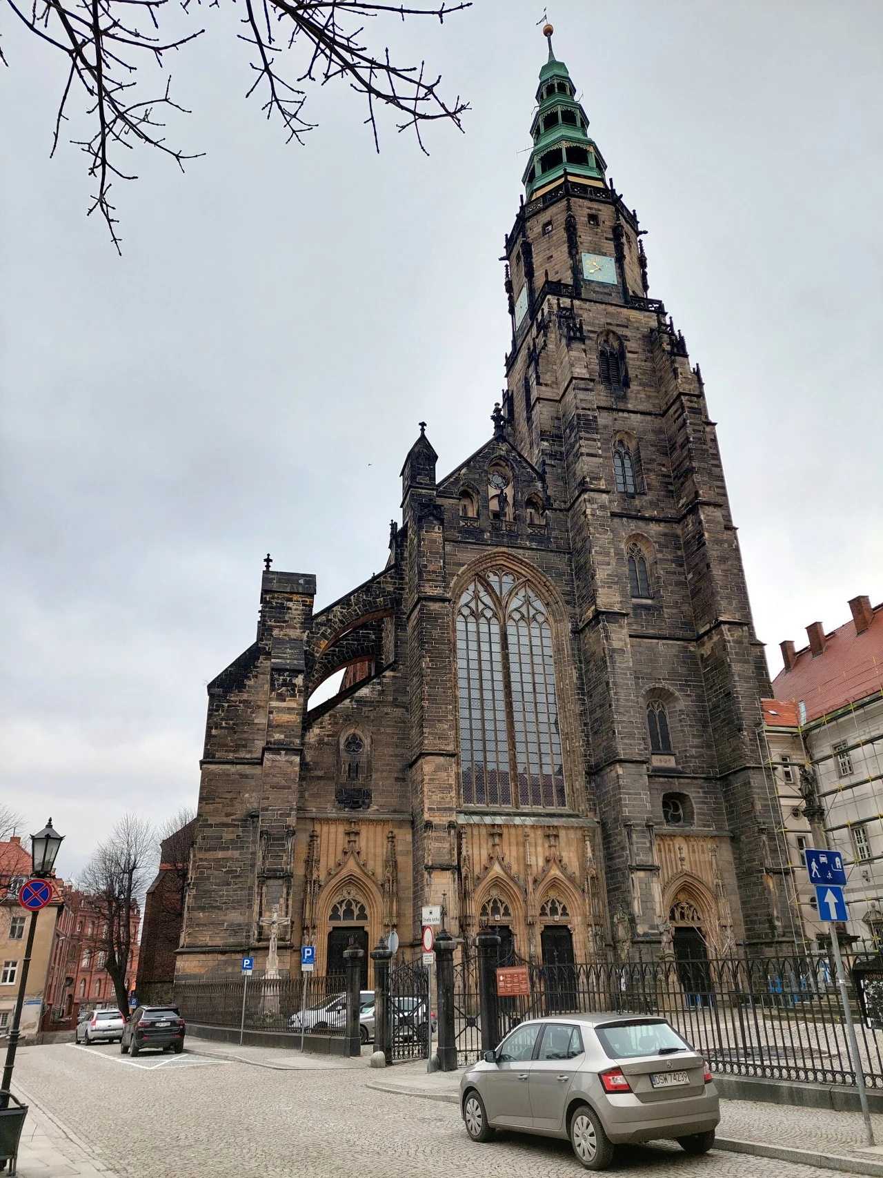 Katedra św. Stanisława Biskupa i Męczennika i św. Wacława Męczennika w Świdnicy dumnie góruje nad malowniczym rynkiem "małego Krakowa"