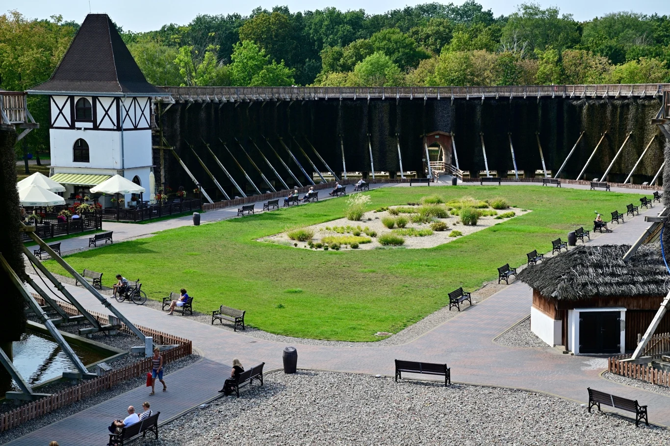 Tężnie solankowe niosą ze sobą wiele zalet dla zdrowia, dlatego warto z nich korzystać. Gdzie w Polsce znajdują się te najpiękniejsze i najbardziej imponujące?