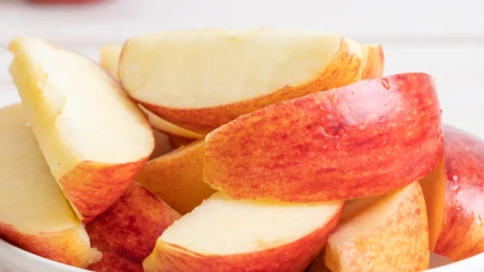 Wieczorne zajadanie się owocami może nie być dobrym pomysłem, jeśli masz problemy z utrzymaniem prawidłowej wagi