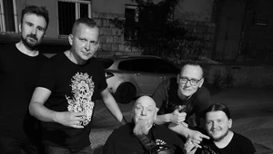 Paul Di'Anno (w środku) w otoczeniu polskich muzyków w Krakowie; drugi od lewej Bartosz "Bratek" Wójcik