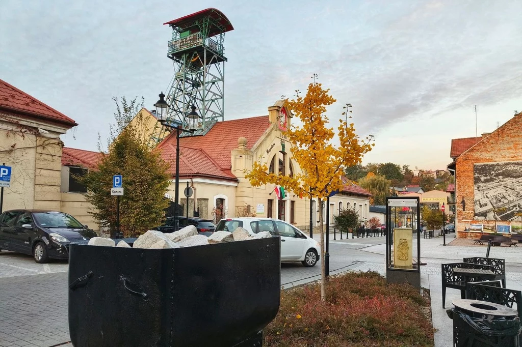 Jeden z wózków górniczych na tle Szybu Sutoris