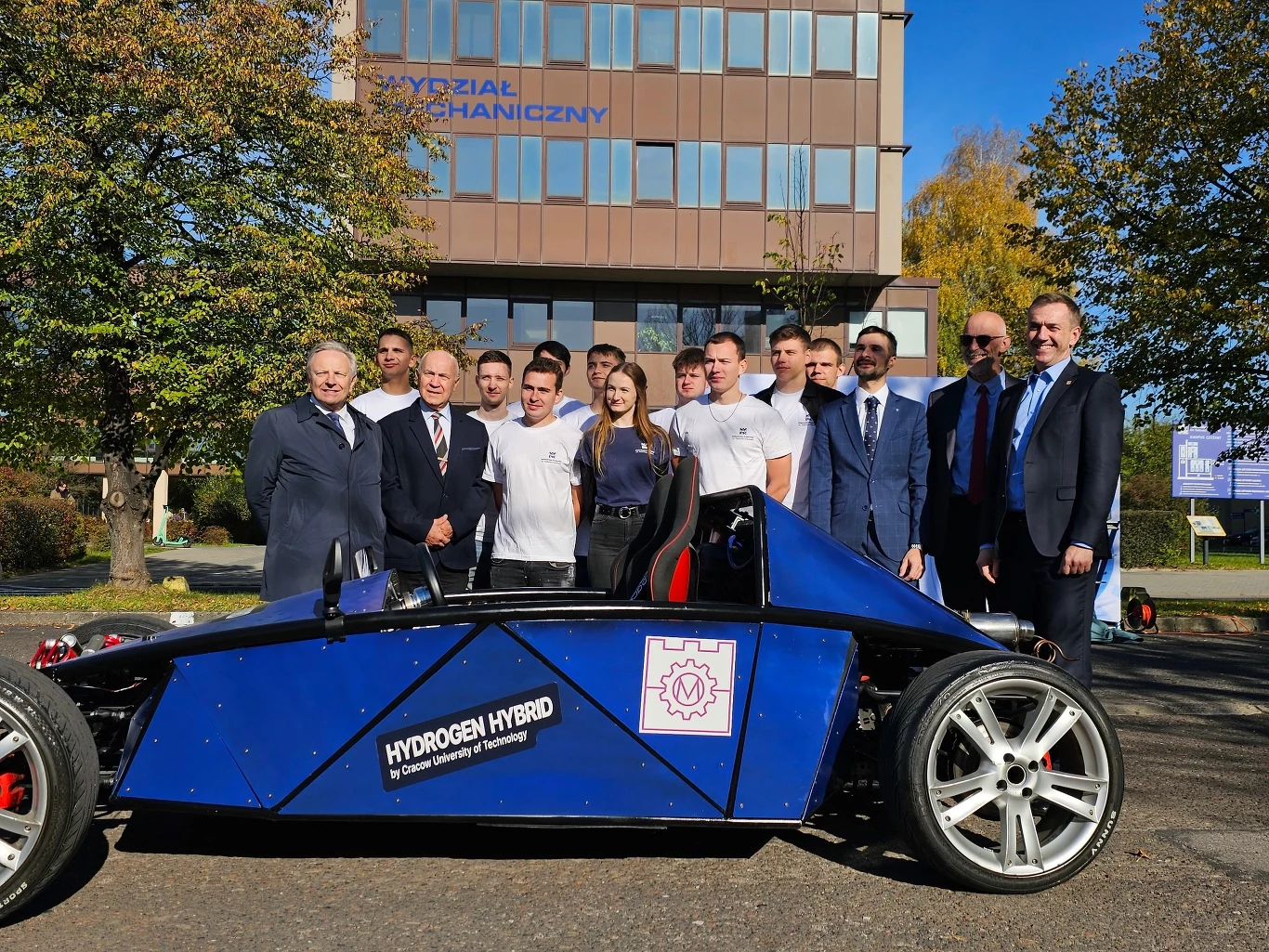 Bolid studentów Politechniki Krakowskiej ma silnik spalinowy zasilany wodorem i elektryczny.