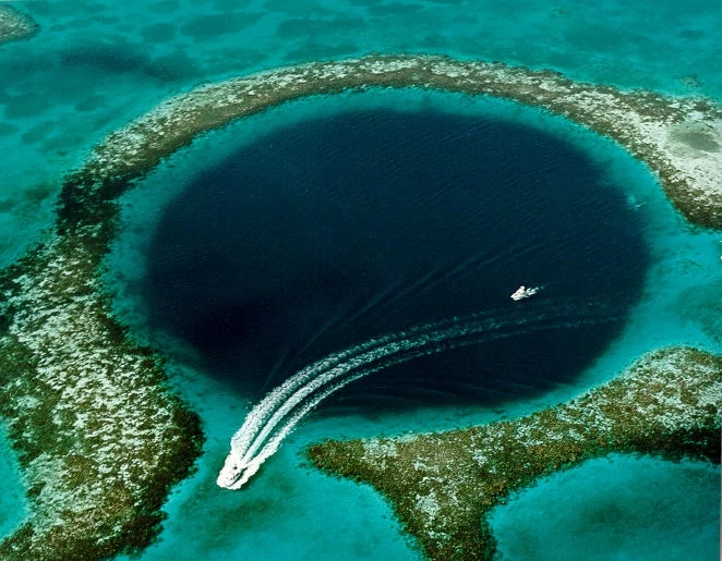 Niezwykły lej krasowy przyciąga badaczy oraz nurków, którzy chcą zejść w głębiny Great Blue Hole.