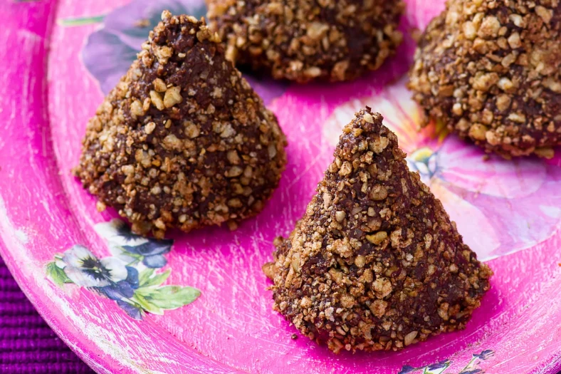 Orzechowe piramidki robi się tylko z 5 składników Orzechowe piramidki robi się tylko z 5 składników