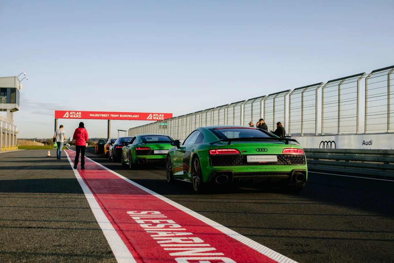 Podczas Audi driving experience była też okazja posmakować motoryzacji, która powoli zjeżdża ze sceny. R8 zachwyca charakterem swojego wolnossącego silnika V10
