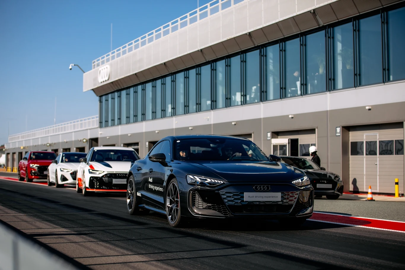 Audi e-tron w nowych odmianach jest lepiej dopracowany pod względem zarządzania układem chłodzenia, do gamy wjechała też wersja, która przy procedurze launch control osiąga 925 KM.
