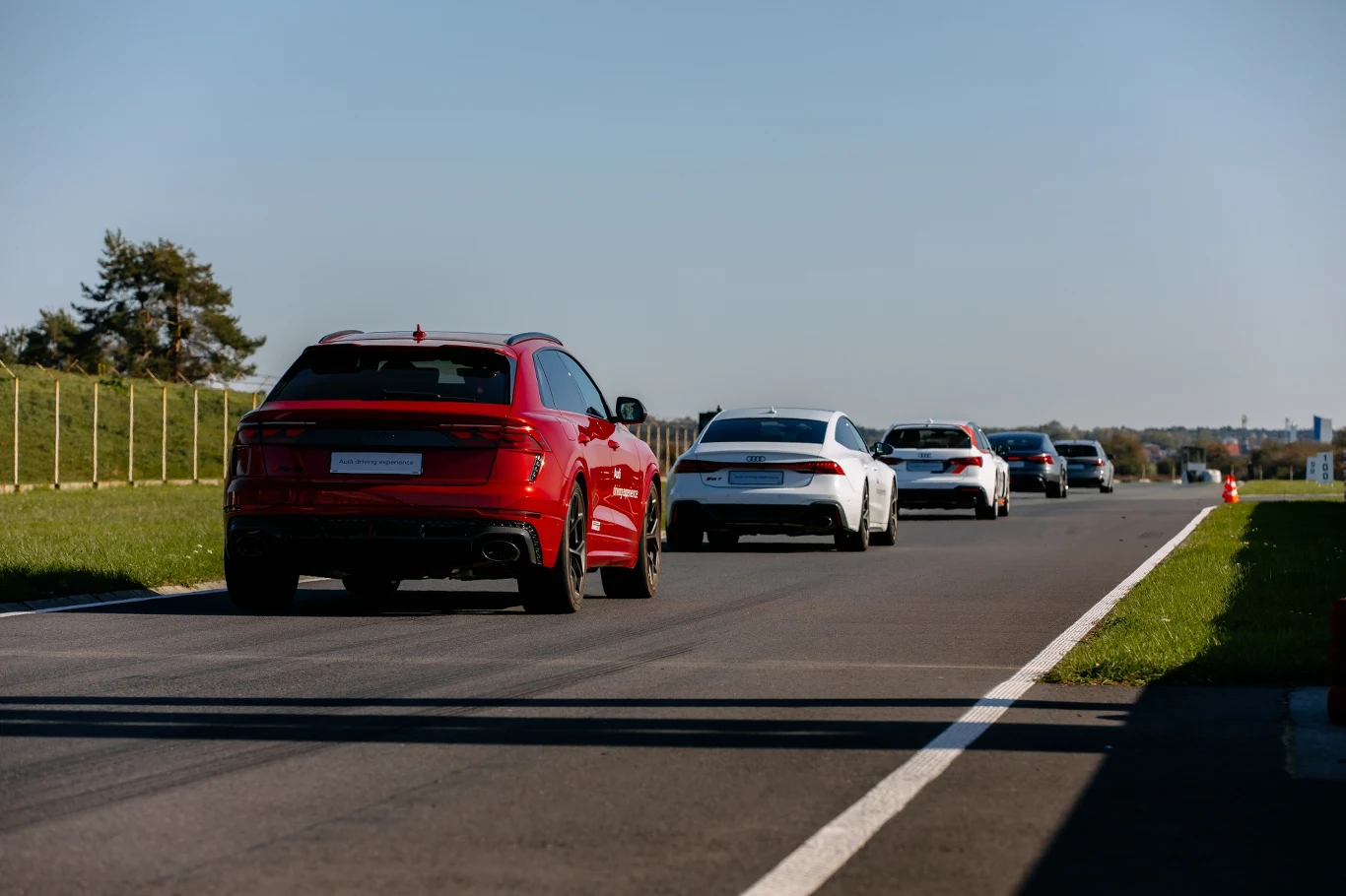 Audi RS Q8 performance waży 2350 kg, ale rozpędza się do 100 km/h w 3,6 s. Inaczej niż pozostałe modele zachowuje się na zakrętach