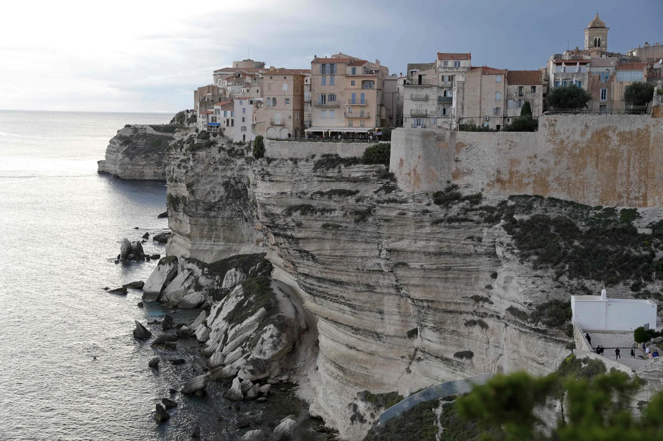Bonifacio to miasteczko leżące na wysokich klifach. Dzięki temu oferuje niezapomniane widoki.