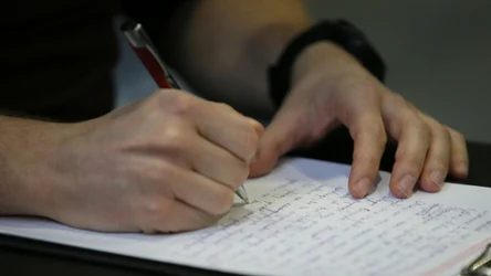 Jeśli poprawnie rozwiążesz nasz quiz, możesz zacząć rozważać udział w bardziej "prestiżowym" konkursie. W Polsce organizowane są bowiem oficjalne dyktanda ortograficzne, sprawdzające wiedzę na temat poprawnej pisowni wyrazów