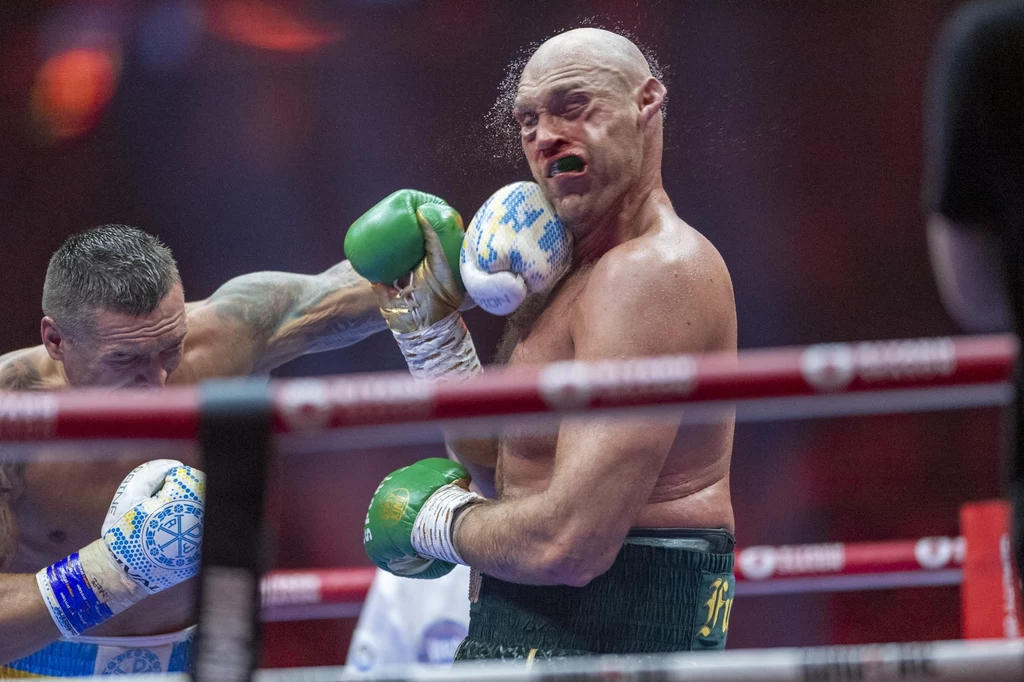Tyson Fury inkasujący potężny cios. Ten kadr znalazł się na zdjęciu, które Ołeksandr Usyk przebrany za Agenta 47 z filmu „Hitman” podsunął mu do podpisania Tyson Fury inkasujący potężny cios. Ten kadr znalazł się na zdjęciu, które Ołeksandr Usyk przebrany za Agenta 47 z filmu „Hitman” podsunął mu do podpisania