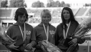 Anne Rose Fiedler (z lewej), Annelie Ehrhardt (po środku), Teresa Nowak (z prawej) na podium mistrzostw Europy