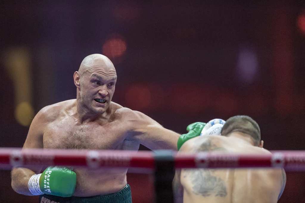 Tyson Fury w walce z Ołeksandrem Usykiem, którą przegrał niejednogłośnie na punkty Tyson Fury w walce z Ołeksandrem Usykiem, którą przegrał niejednogłośnie na punkty