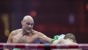 Tyson Fury w walce z Ołeksandrem Usykiem, którą przegrał niejednogłośnie na punkty