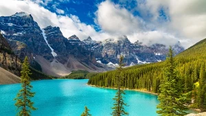 W tym kraju znajduje się najwięcej jezior na świecie. Turyści odwiedzają go coraz częściej