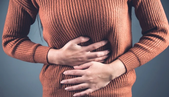 Przelewanie w brzuchu potrafi zaskoczyć. Nie zawsze chodzi o jedzenie