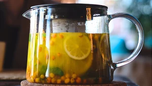 Garść owoców rokitnika zalej wodą, dodaj cytrynę i imbir. Żółte kuleczki to bomba witamin