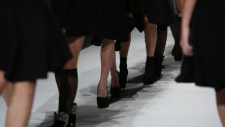 Zmiana modowej warty, czyli oficerki wracają do łask. Buty idealne?