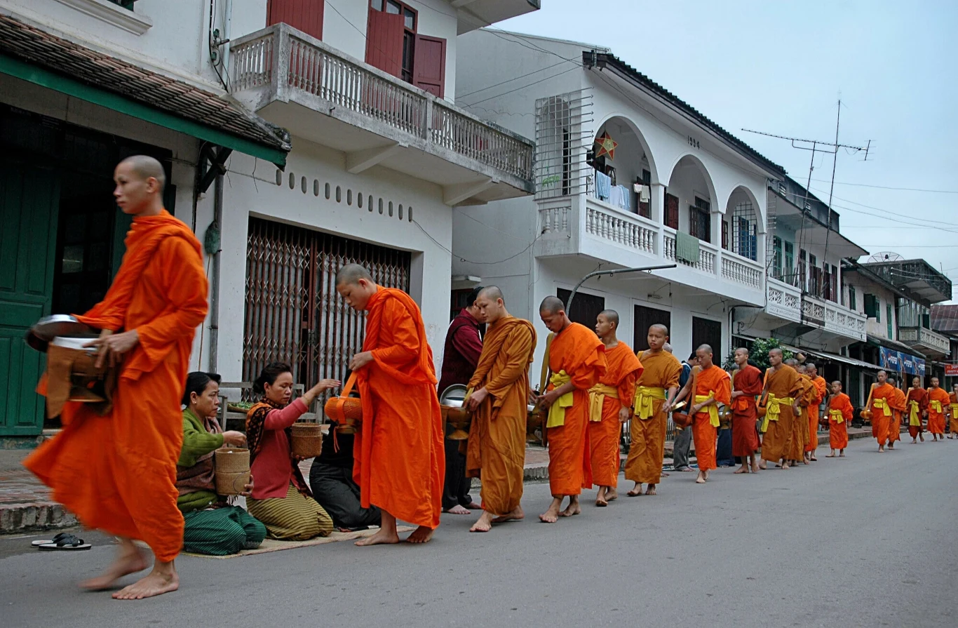 Mnisi w Laosie podczas zbierania jałmużny