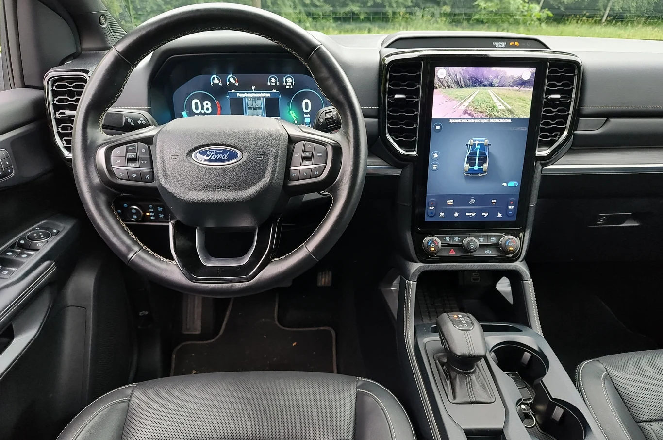 Miejsce pracy kierowcy Rangera. Uwagę zwraca centralny ekran