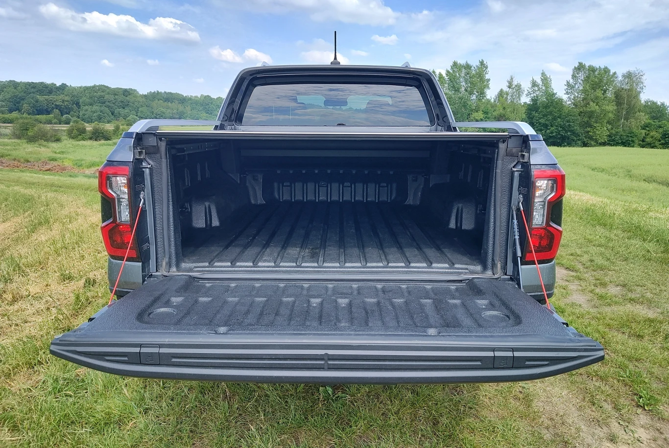 Ładowanie auta przekracza 850 kg, na pakę wejdzie europaleta, a roleta jest zasuwana elektrycznie