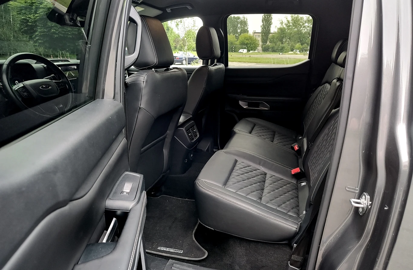 Z tyłu Forda Rangera nie jest aż tak komfortowo, jak z przodu