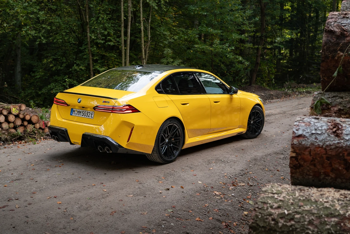 Nowe BMW M5 (G90) jest dłuższe i cięższe od swojego poprzednika. Jak to wpływa na wrażenia z jazdy?