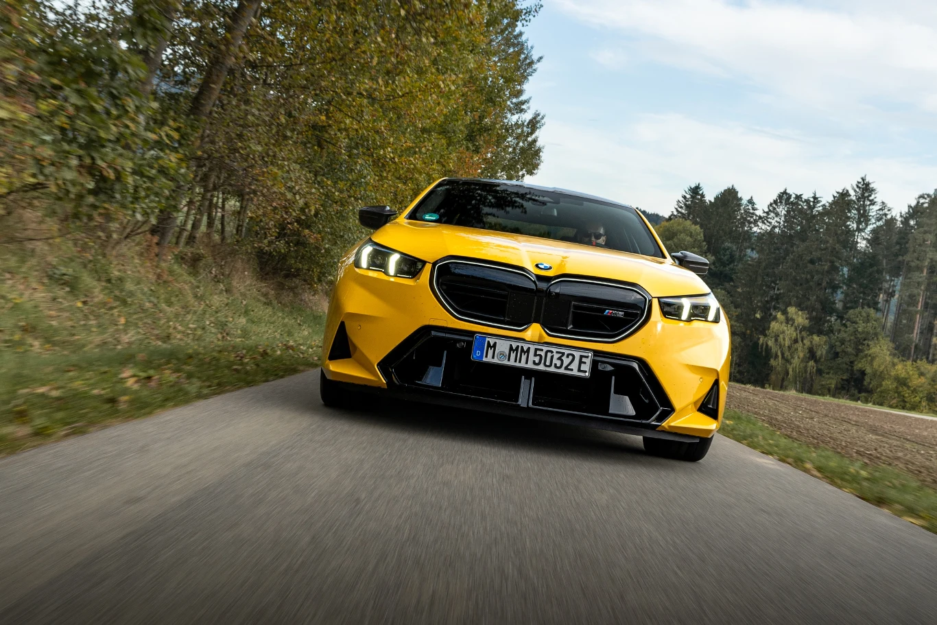 Nowe BMW M5 (G90) budzi na drodze respekt. To kawał sportowej limuzyny.