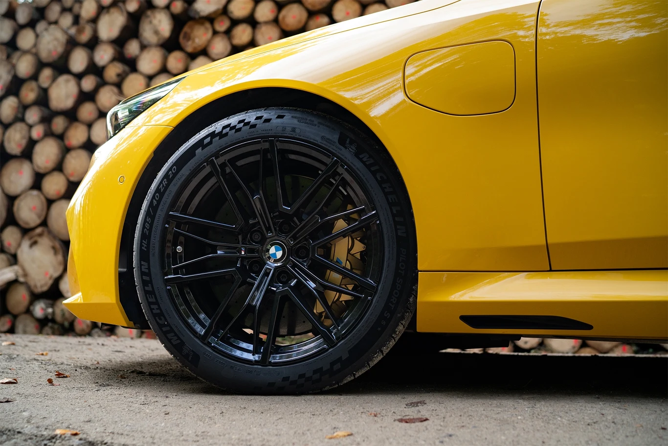 Klapka z boku i wszystko jasne. Nowe BMW M5 to hybryda plug-in.