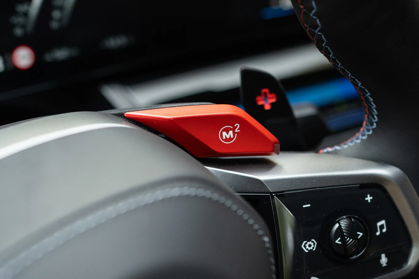 Napęd nowego BMW M5 możemy skonfigurować po swojemu, a ustawienia przypisać do dwóch przycisków na kierownicy.