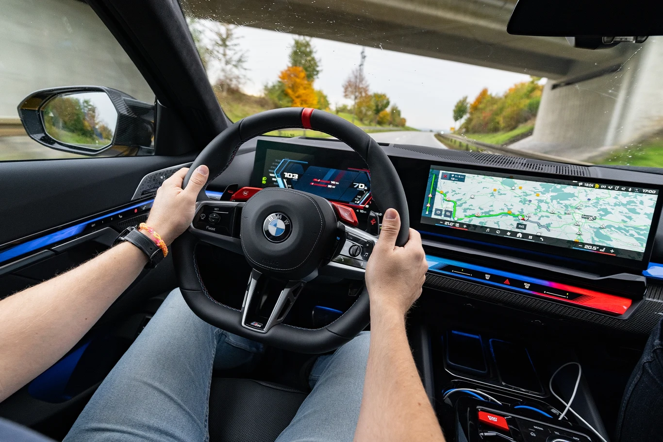 Nowe BMW M5 (G90) kocha autostrady i świetnie spisuje się na krętych drogach.