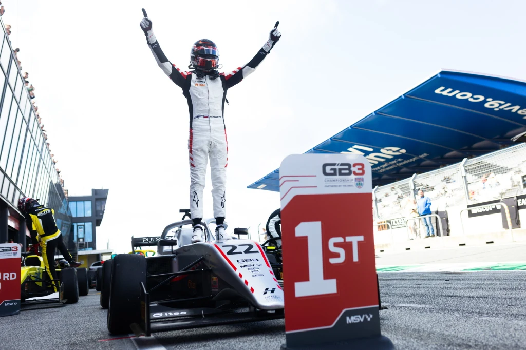 Tymek Kucharczyk cieszy się ze zwycięstwa w wyścigu Tymek Kucharczyk cieszy się ze zwycięstwa w wyścigu