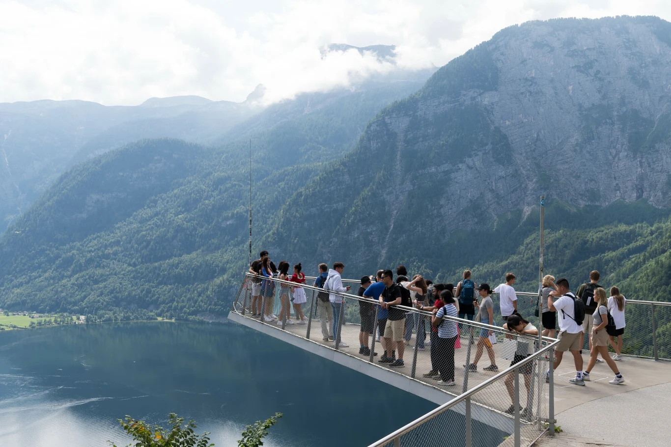Punkt widokowy Skywalk, z którego roztacza się piękny widok na Hallstatt oraz jezioro Punkt widokowy Skywalk, z którego roztacza się piękny widok na Hallstatt oraz jezioro