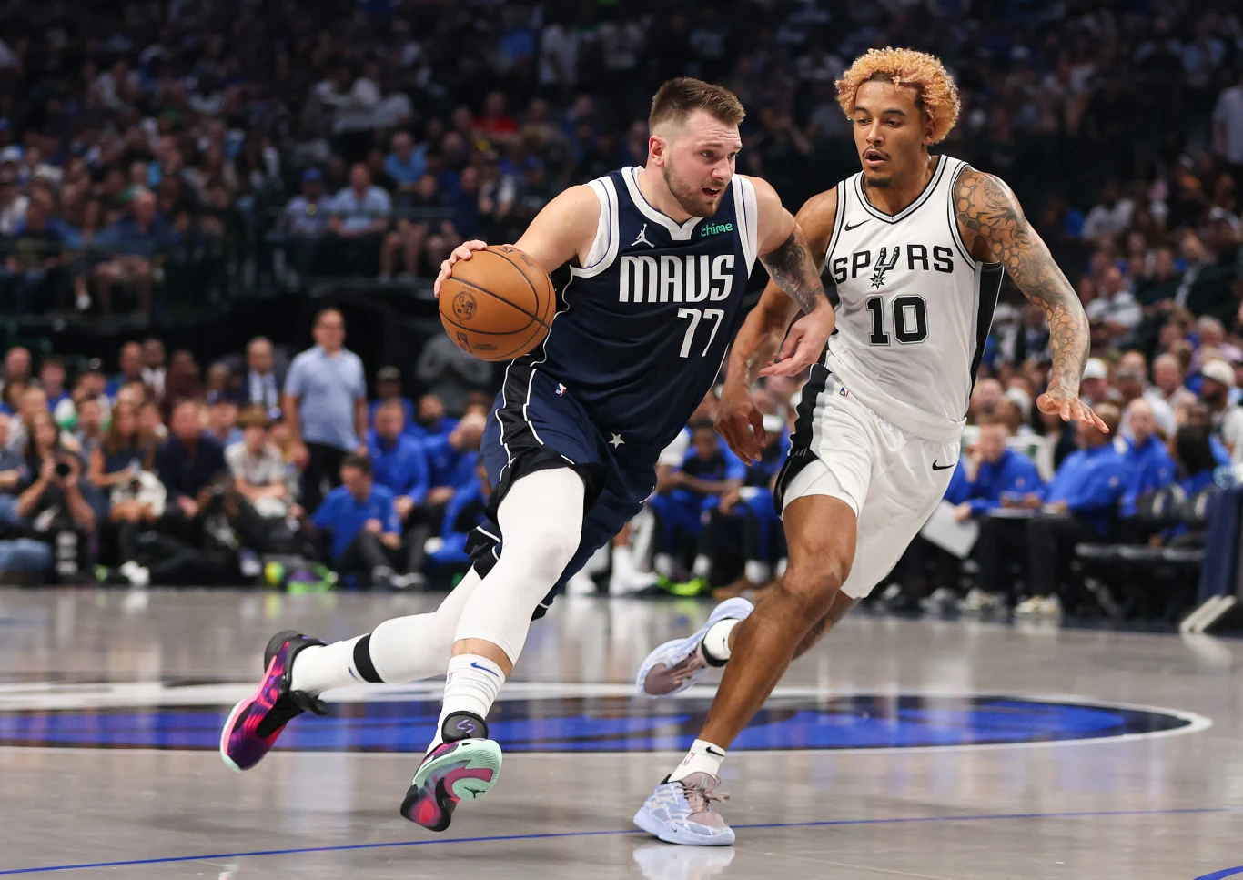 NBA. Jeremy Sochan w boiskowej walce przeciwko gwieździe Dallas Mavericks, Luce Doncziciowi NBA. Jeremy Sochan w boiskowej walce przeciwko gwieździe Dallas Mavericks, Luce Doncziciowi